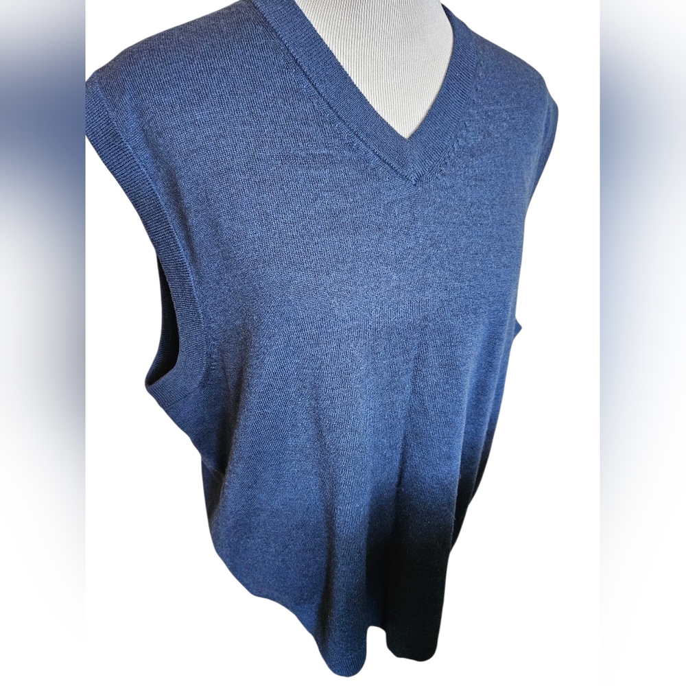 Classic V-Neck Merino Vest in Navy